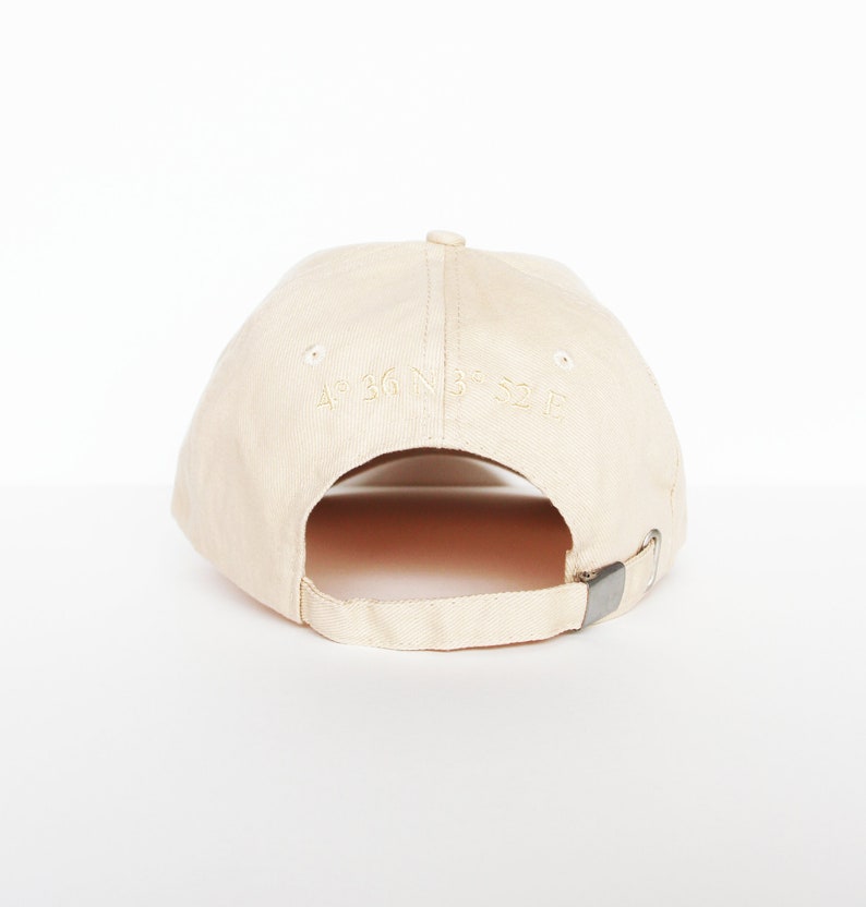 Casquette brodée personnalisée, de couleur beige, mixte et réglable à l'arrière par une boucle en métal image 9