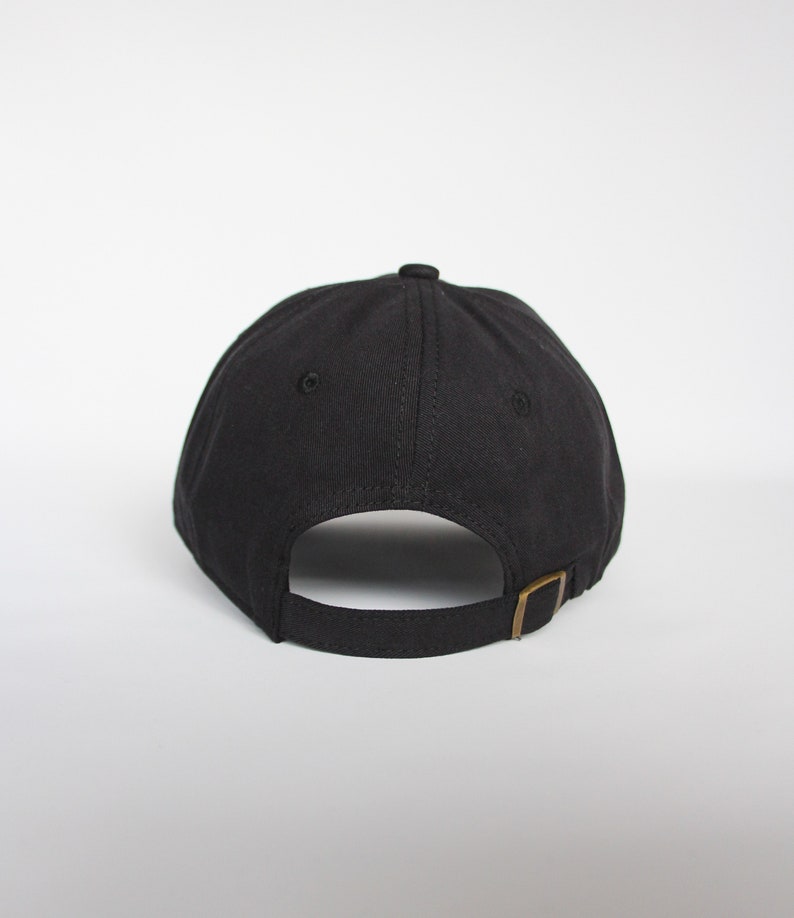 Casquette brodée personnalisée, mixte, 100% coton de couleur noire, taille unique et réglable à l'arrière image 3