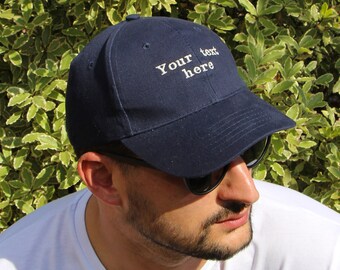 Casquette brodée et personnalisée, de couleur bleue marine, mixte, 100% coton et réglable à l'arrière par une boucle en cuivre