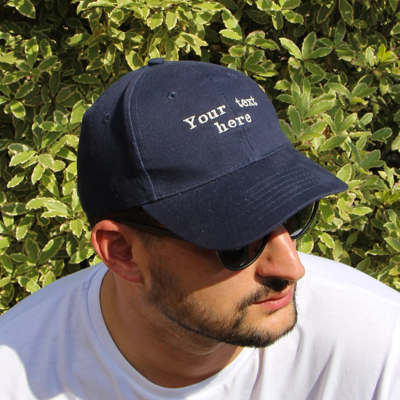 Casquette brodée et personnalisée, de couleur bleue marine, mixte, 100% coton et réglable à l'arrière par une boucle en cuivre image 2