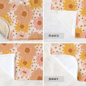 K&ouml;nnte beinhalten: Vier verschiedene Arten von Decken mit einem Blumenmuster. Die Decken werden mit ihren verschiedenen R&uuml;ckenmaterialien gezeigt: braune Sherpa, Fleece, Minky und Jersey.