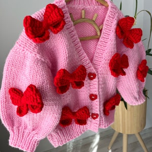 Cardigan rouge à nœuds Mysisloops en rose, cardigan rose, pulls pour enfants, vêtements pour enfants, cadeaux pour bébé, produits en tricot pour bébé, personnalisation, cadeau d'anniversaire image 1