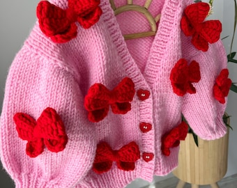 Cardigan rouge à nœuds Mysisloops en rose, cardigan rose, pulls pour enfants, vêtements pour enfants, cadeaux pour bébé, produits en tricot pour bébé, personnalisation, cadeau d'anniversaire