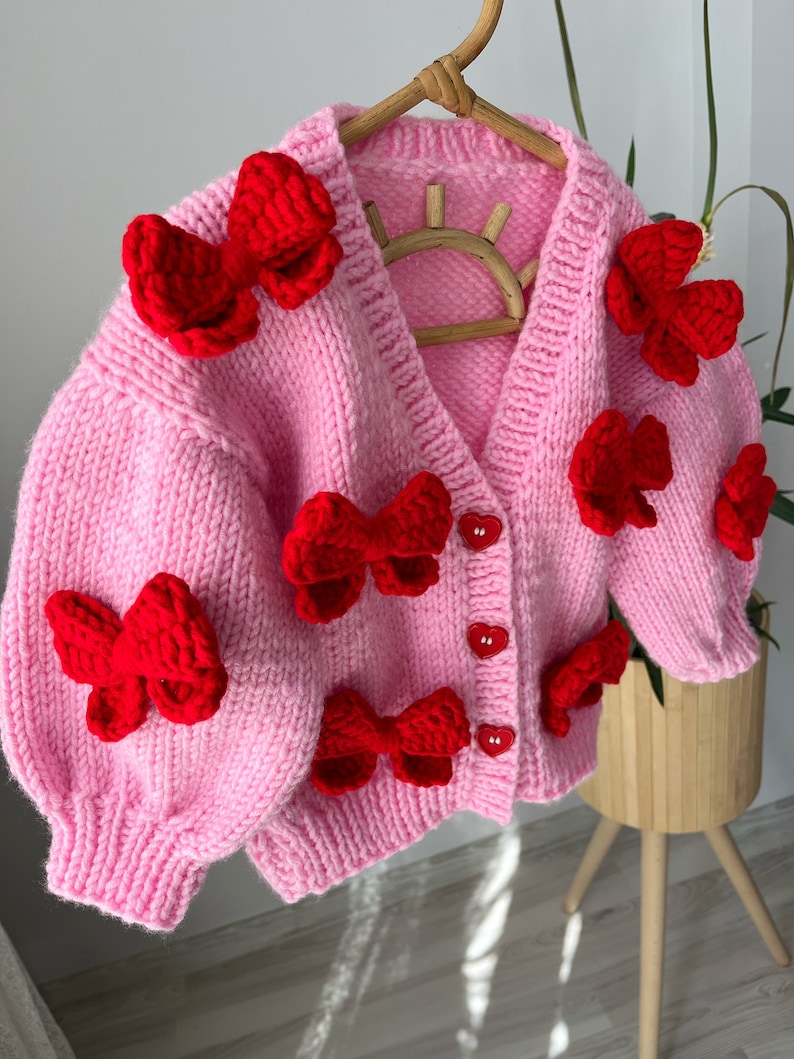 Cardigan rouge à nœuds Mysisloops en rose, cardigan rose, pulls pour enfants, vêtements pour enfants, cadeaux pour bébé, produits en tricot pour bébé, personnalisation, cadeau d'anniversaire image 1