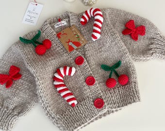 Cárdigan navideño infantil hecho a mano, suéter navideño unisex, apliques de bastón de caramelo y cereza a crochet, regalo de Año Nuevo, jersey de punto acogedor