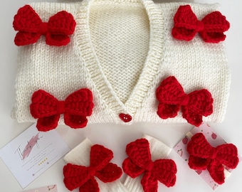 Cardigan rouge avec noeuds, produits en tricot pour bébé, pulls pour enfants, vêtements pour enfants, pulls en tricot, cadeaux pour bébé, personnalisés, cadeau d'anniversaire