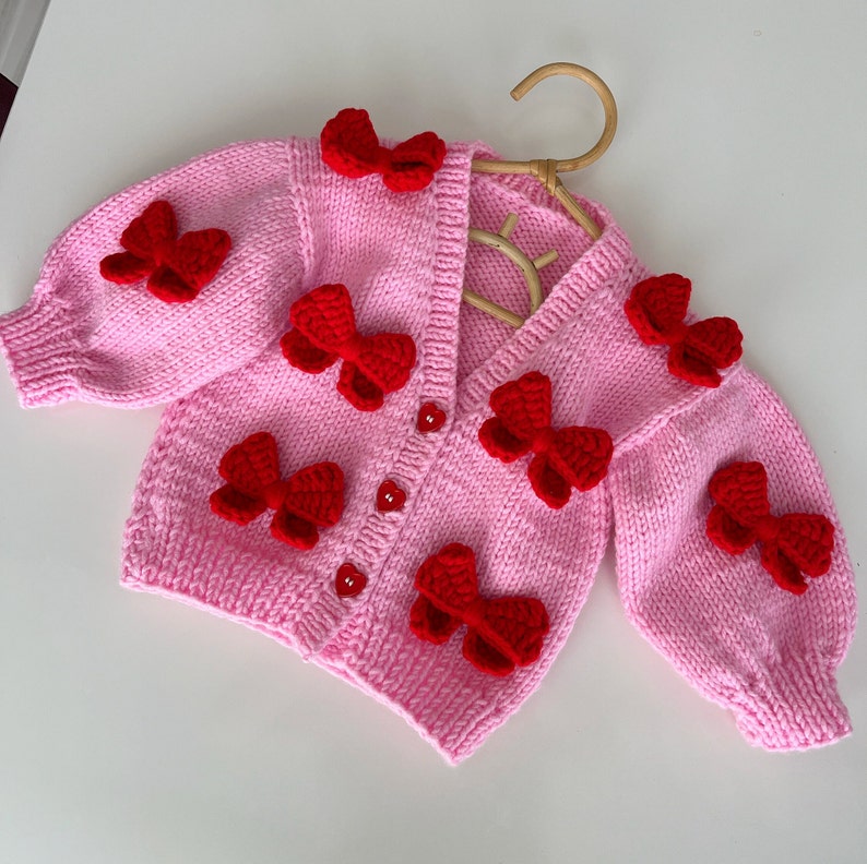 Cardigan rouge à nœuds Mysisloops en rose, cardigan rose, pulls pour enfants, vêtements pour enfants, cadeaux pour bébé, produits en tricot pour bébé, personnalisation, cadeau d'anniversaire image 2