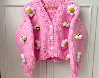 Cárdigan de margaritas y abejas / Cárdigan de punto hecho a mano / Cárdigan de crochet grueso / Prenda de punto bonita con estética primaveral / Cárdigan extragrande estilo cottagecore