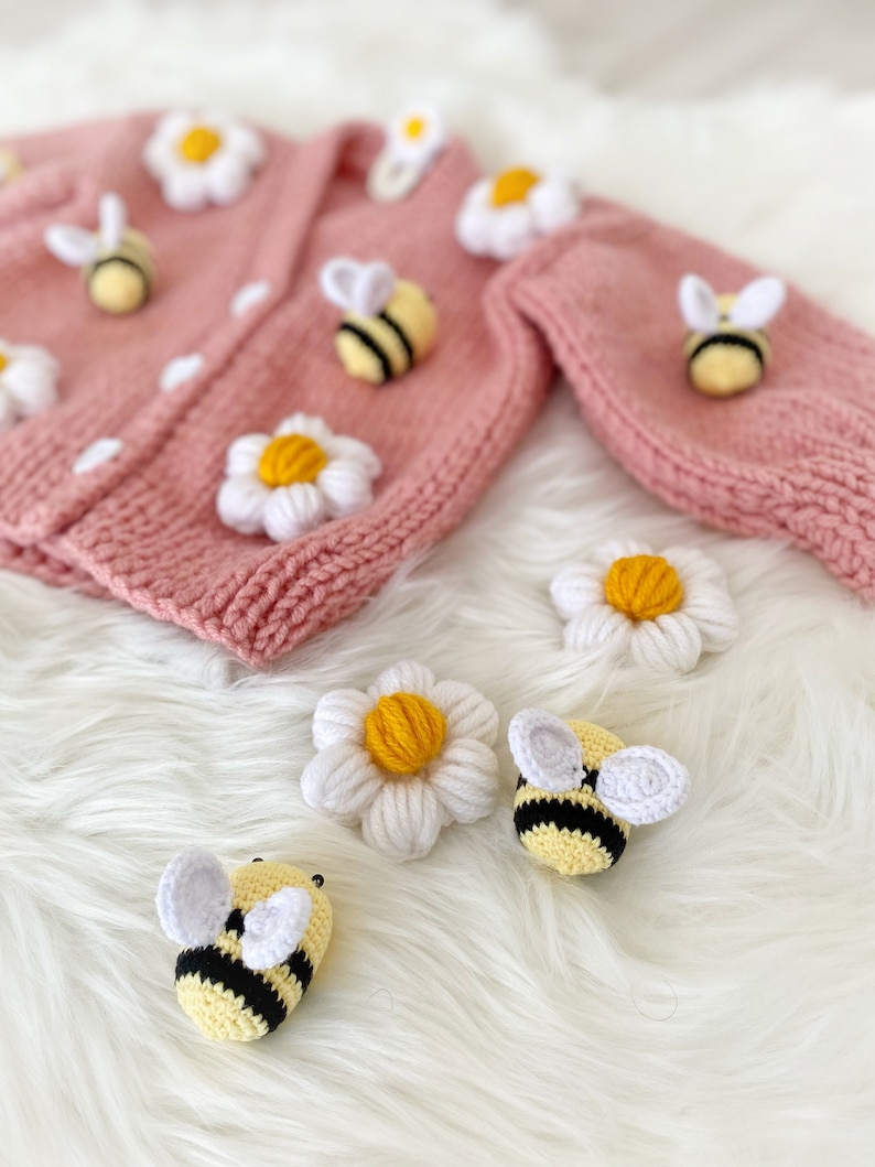 Madeliefjes en bijen vest, baby meisje vest, handgemaakte bloem vest, roze gebreide jas, baby meisje kleding, baby cadeau, pasgeboren cadeau afbeelding 6