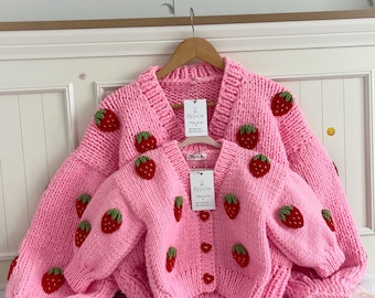 Conjunto de cárdigan de fresas a juego para madre e hija, conjunto rosa tejido a mano para madre e hija, conjunto de suéter de fresas, conjunto familiar a juego.