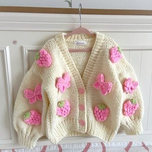 Pink Strawberry Dream gebreid vest – Handgemaakte babysweater met strikken, grof gebreid, peuteroutfit cadeau