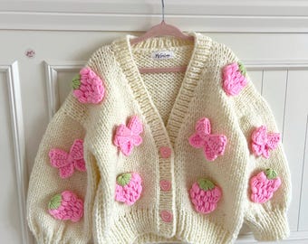 Cárdigan de bebé de punto grueso hecho a mano – Aplicaciones de fresas rosas y lazos