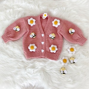 Madeliefjes en bijen vest, baby meisje vest, handgemaakte bloem vest, roze gebreide jas, baby meisje kleding, baby cadeau, pasgeboren cadeau afbeelding 5
