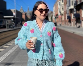Cárdigan de fresa hecho a mano: suéter cottagecore de punto grueso