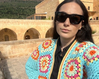 Cárdigan corto de abuela a crochet: patchwork retro hecho a mano