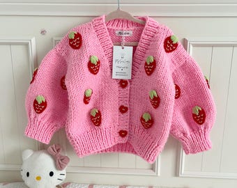 Cárdigan de bebé tejido a mano con diseño de fresas, suéter rosa para niños pequeños, conjunto acogedor con apliques.