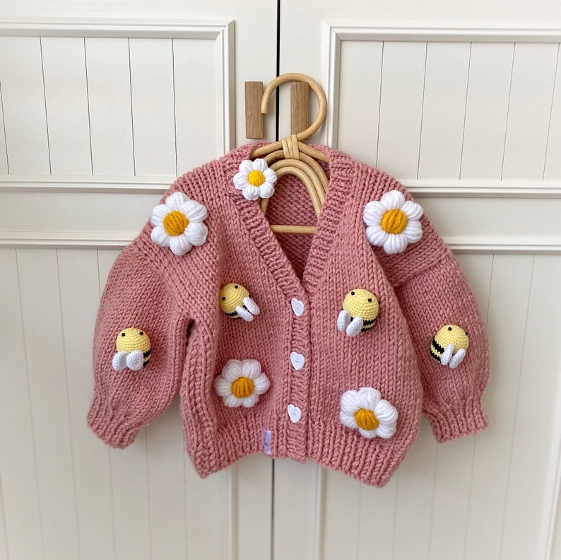 Madeliefjes en bijen vest, baby meisje vest, handgemaakte bloem vest, roze gebreide jas, baby meisje kleding, baby cadeau, pasgeboren cadeau afbeelding 4
