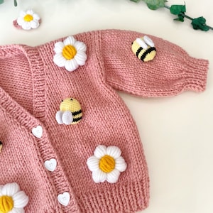 Madeliefjes en bijen vest, baby meisje vest, handgemaakte bloem vest, roze gebreide jas, baby meisje kleding, baby cadeau, pasgeboren cadeau afbeelding 3
