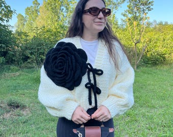 Cárdigan de punto grueso hecho a mano con apliques de rosas negras y lazos negros, suéter gótico chic, prenda de punto romántica oscura.