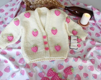 Joli cardigan rose fraise, Cardigan fraise, Produits en tricot pour bébé, Pulls pour enfants, Vêtements pour enfants, Pulls en tricot, Cadeaux pour bébé, Pulls d'Halloween