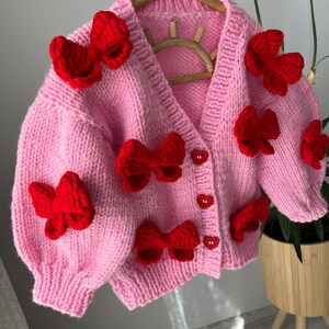 Cardigan rouge à nœuds Mysisloops en rose, cardigan rose, pulls pour enfants, vêtements pour enfants, cadeaux pour bébé, produits en tricot pour bébé, personnalisation, cadeau d'anniversaire image 3