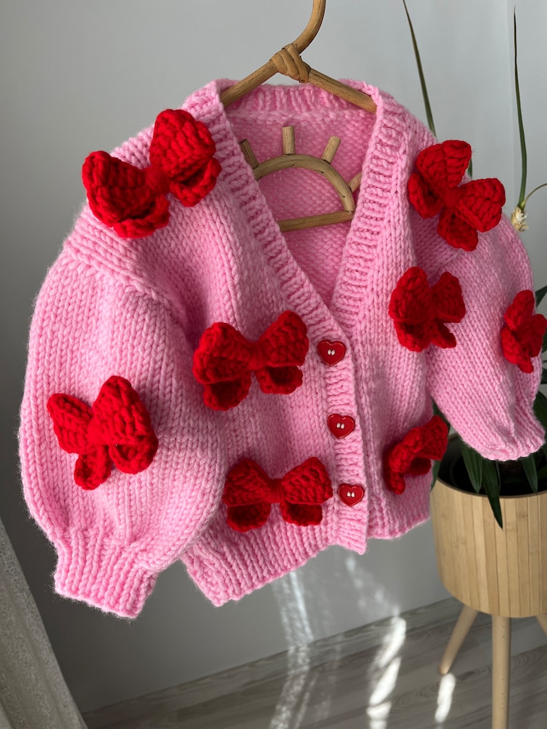 Cardigan rouge à nœuds Mysisloops en rose, cardigan rose, pulls pour enfants, vêtements pour enfants, cadeaux pour bébé, produits en tricot pour bébé, personnalisation, cadeau d'anniversaire image 3