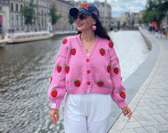 Cárdigan de fresa hecho a mano: punto grueso rosa intenso con botones de corazón