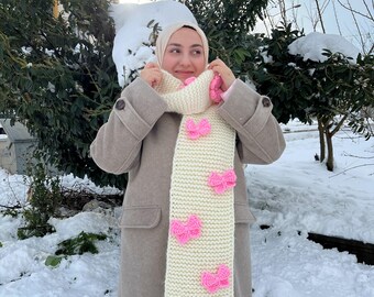 Bufanda tejida a mano: mezcla de lana color crema con lazos rosas