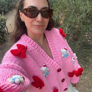 Rosa Hallo grobstrick Strickjacke, Kawaii Katze Puppe Pullover, übergroße Damen Strickwaren mit roten Bögen, niedliche Pastell Kleidung, Geschenk für Sie