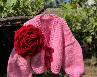 Cárdigan Rosella Bloom, cárdigan grueso rosa tejido a mano con una gran rosa roja y lazo frontal, un regalo único de Año Nuevo para ella, de MySisLoops.