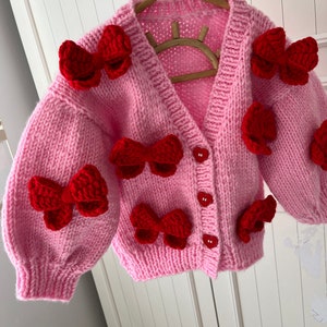 Cardigan rouge à nœuds Mysisloops en rose, cardigan rose, pulls pour enfants, vêtements pour enfants, cadeaux pour bébé, produits en tricot pour bébé, personnalisation, cadeau d'anniversaire image 4