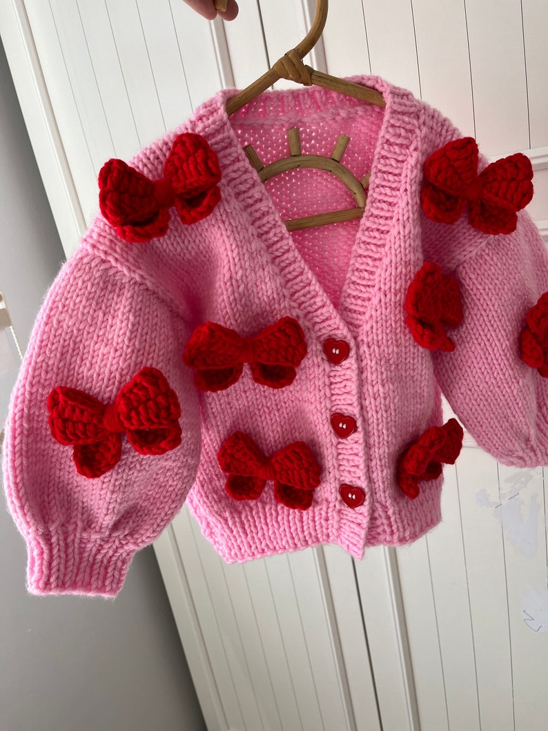 Cardigan rouge à nœuds Mysisloops en rose, cardigan rose, pulls pour enfants, vêtements pour enfants, cadeaux pour bébé, produits en tricot pour bébé, personnalisation, cadeau d'anniversaire image 4