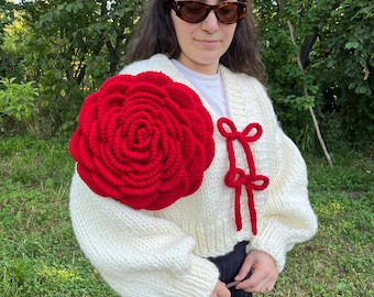 Cárdigan de punto grueso hecho a mano con aplique de rosa roja extragrande y lazo delantero, suéter floral llamativo, regalo único para ella, personalizable