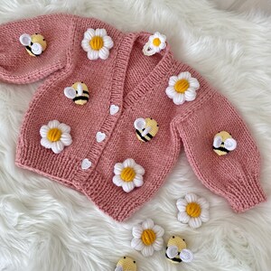 Madeliefjes en bijen vest, baby meisje vest, handgemaakte bloem vest, roze gebreide jas, baby meisje kleding, baby cadeau, pasgeboren cadeau afbeelding 7