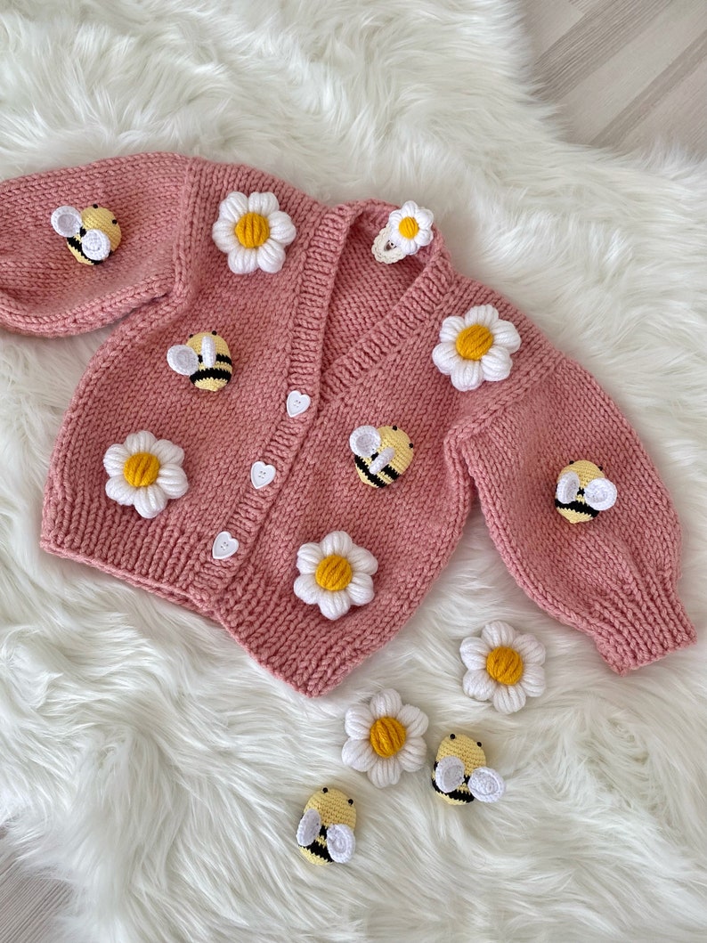 Madeliefjes en bijen vest, baby meisje vest, handgemaakte bloem vest, roze gebreide jas, baby meisje kleding, baby cadeau, pasgeboren cadeau afbeelding 7