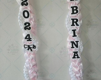 Lei de graduación de tamaño mediano / Clase de 2026 / Lei de cinta trenzada estilo hawaiano / Regalo de graduación / Personalizable / 50 pulgadas / Lei de extremo abierto