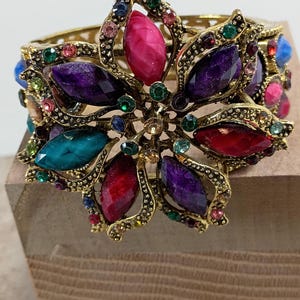 Multicolored Rhinestone Cabochon Hinged Bracelet Brass Filigree Clamper Bangle Bracelet (VBM0803)