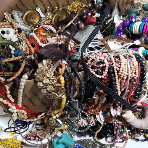 Junk costume jewelry  8 - 9 pound box of JUNK costume jewelry for crafters (VBM0240)