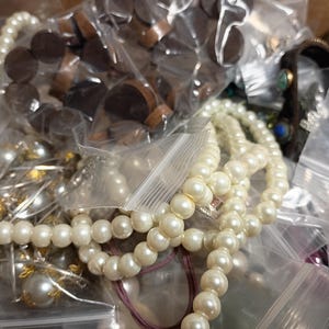 Costume Jewelry Lot 9 Pounds, all wearable,  Bulk Jewelry, lot(VBM0354 c)