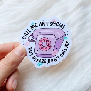 Pegatina de vinilo con la frase &quot;Llámame antisocial, pero por favor no me llames&quot;.