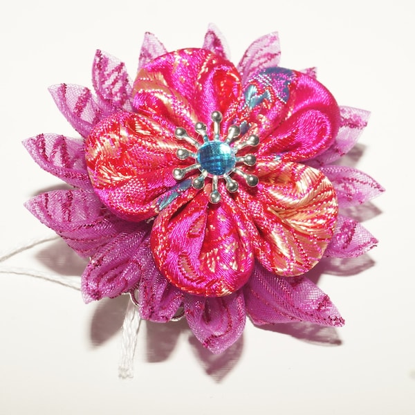 Broche de fleur de kanzashi aqua et rose, broche décorée, accessoire pour dames, broche d'invité de mariage, accessoire pour femme, fleur de tsumami