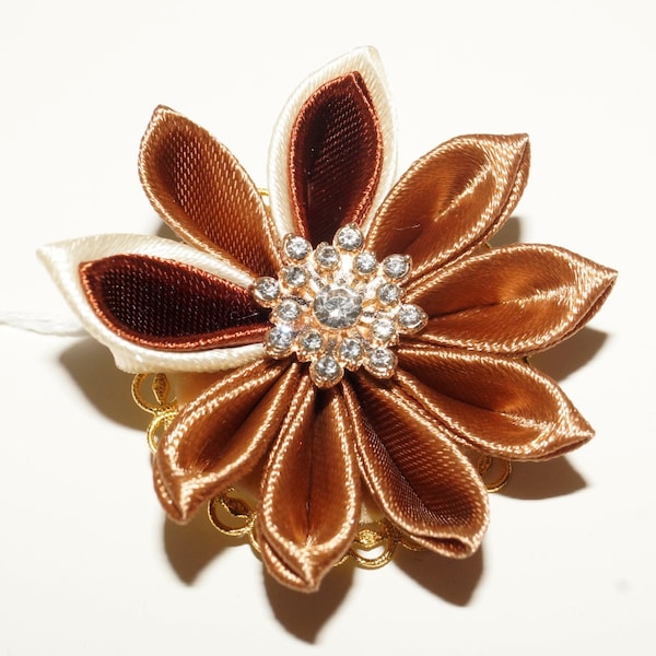 Broche kanzashi café et crème, broche décorée, accessoire pour dames, broche invité de mariage, accessoire pour femme, fleur de tsumami, cadeau