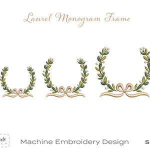 Pode incluir: Três desenhos de bordado à máquina de monogramas de coroa de louros em vários tamanhos. Cada coroa é verde com detalhes brancos e uma fita bege na base. O texto "Laurel Monogram Frame" está acima das coroas.