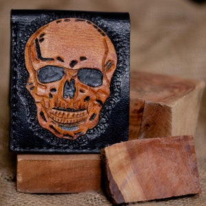 Cartera de calavera, tallada a mano, cartera hecha a mano, arte con aerógrafo, cartera de motociclista, cartera de cuero para hombre, regalo para hombre.