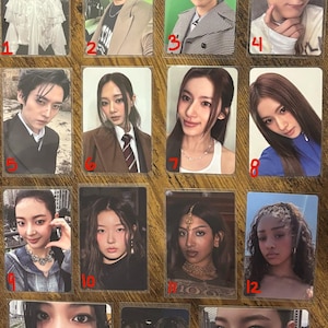 Puede incluir: Una colección de doce tarjetas comerciales rectangulares con retratos de diversas personas. Las tarjetas están dispuestas en tres filas de cuatro, cada tarjeta muestra una persona diferente. Las tarjetas están en fundas de plástico.