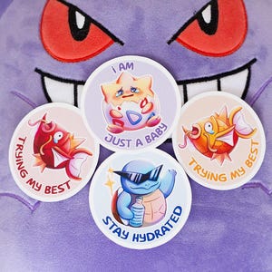 Togepi Carapuce Magikarp rond Macaron vinyle autocollant impression Fanart Pokemon cadeau véniel autocollants mignon | Restez hydraté | Je ne suis qu'un bébé