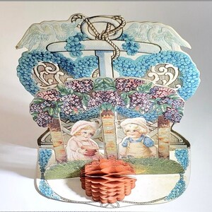 SELTEN! Aufwendiger 3-D Antique Valentine w / Boy & Girl mit blauem Vergissmeinnicht-Herzkranz im Hintergrund und ausklappbarer Bienenwabendekoration
