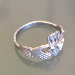 Stunning Antique Sterling Silver Claddagh ring! Size 7