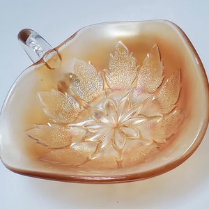 Impresionante plato vintage de cristal de carnaval con forma de hojas y caléndula