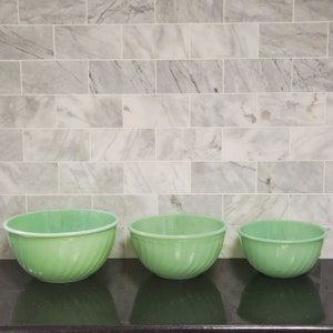Vintage! Stunning! Set of 3 FIRE-KING JADEITE bowls with swirl pattern